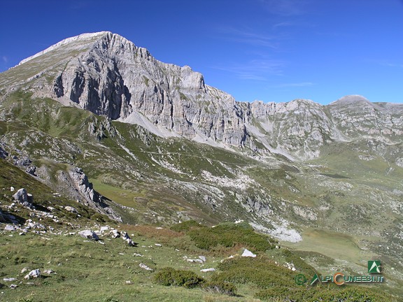 9 - Il Monte Mongioie domina la conca del piccolo Lago Raschera (2006)