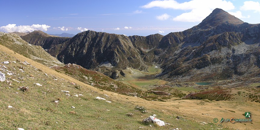 11 - Conca Revelli, con i suoi bacini lacustri ormai interrati, e il piccolo Lago Revelli, dai pressi del Colletto Revelli (2009)