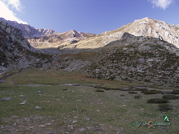3 - Il bacino di origine lacustre attraversato dal sentiero per la Colla del Pizzo (2009)