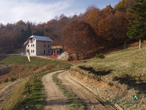 7 - La carrareccia che conduce alla Colla della Navonera e il Rifugio Navonera, ancora in costruzione (2010)