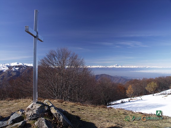 11 - La croce in vetta al Monte Alpet (2010)