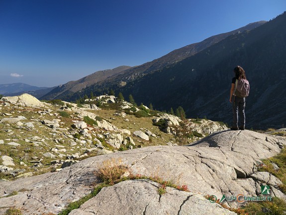 5 - Panorama dal piccolo ripiano prativo nei pressi di dove termina la pista sterrata (2018)