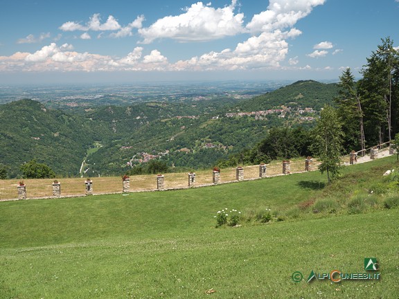 7 - Panorama su Sant'Anna Collarea dal Rifugio La Maddalena a Vernagli (2021)