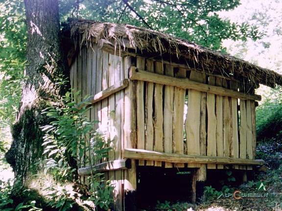 7 - La scapìta (costruzione per lo stoccaggio di foglie secche o paglia) ricostruita (2004)