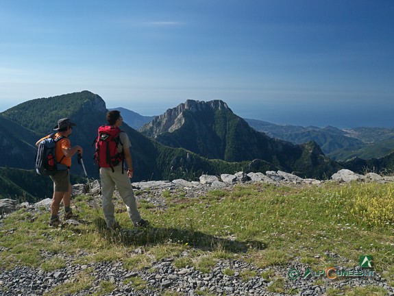 1 - Uno scorcio panoramico col Monte Toraggio e il Monte Pietravecchia fino al mare, dalla strada per il Balcon de Marta (2013)