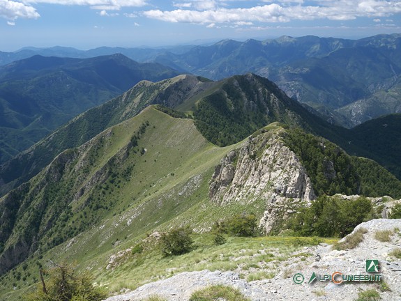 15 - La dorsale che scende dal Balcon de Marta; sui fianchi della prima elevazione, detta Castello di Marta, si trova l'ingresso attivo del Centro 35 (2013)