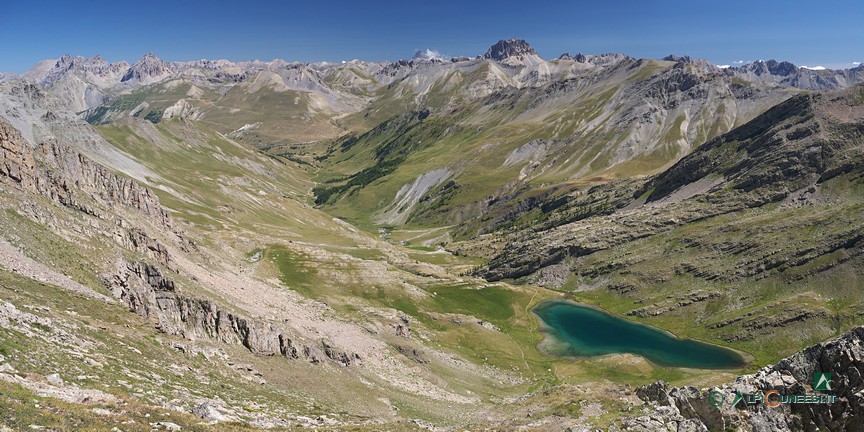 7 - Il Lac du Lauzanier dallo spartiacque ad est dei Lacs des Hommes (2020)