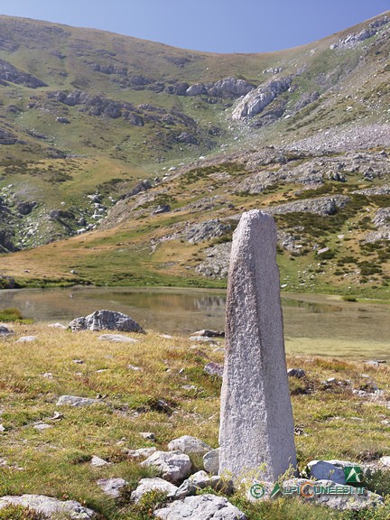 6 - Menhir am Ufer des Weihers Lago Rataira; im Hintergrund deutlich sichtbar der Pass Colle del Pas (2008)