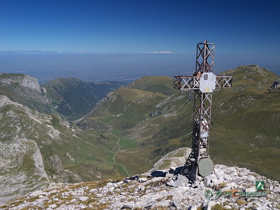 13 - La seconda croce, che guarda verso Pian Marchisio, in vetta alla Cima delle Saline (2016)