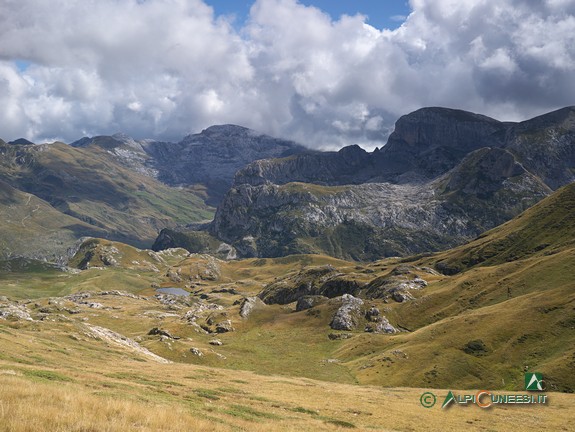 10 - La conca del Lago delle Moie dai pressi della Cima Centrale di Serpentera (2019)