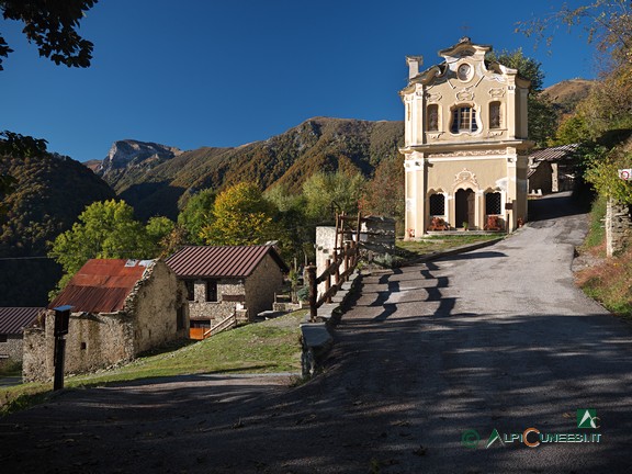1 - Il piccolo Santuario di Sant'Anna di Prea, con la facciata in stile rococò francese (2020)