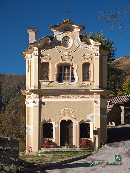 7 - Il piccolo Santuario di Sant'Anna di Prea, con la facciata in stile rococò francese (2020)