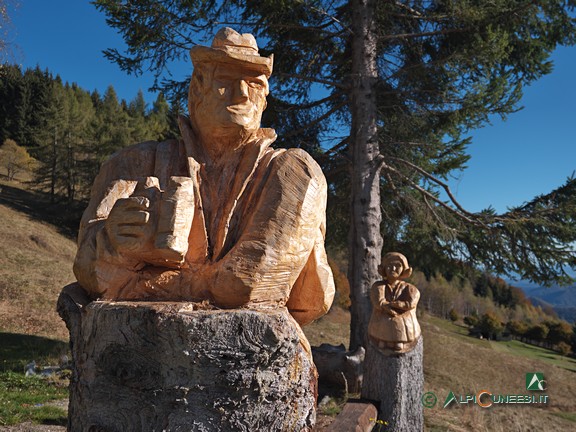 4 - Le sculture in legno che raffigurano Giovanni Basso e la figlia Margherita (2020)
