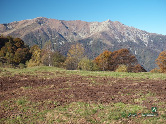 5 - Il Bric Costa Rossa e il Monte Besimauda dai pressi del Colle Pigna (2020)
