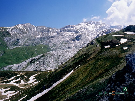 2 - La cresta spartiacque dal Passo delle Saline. Sullo sfondo, a destra, il Monte Mongioie (2004)