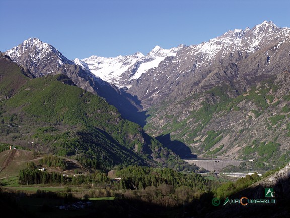 7 - Il Vallone della Rovina dai pressi di Tetti Stramondin; in basso a destra la Diga della Piastra (2005)