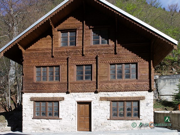 5 - Uno dei due chalet di foggia svizzera, il 'Casino di Caccia', presenti a Terme di Valdieri (2005)