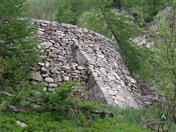 8 - L'imponente muro di sostegno di un tornante della rotabile ex-militare 451 (2005)