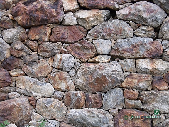 10 - Particolare di un muro a secco della rotabile ex-militare 451 (2005)
