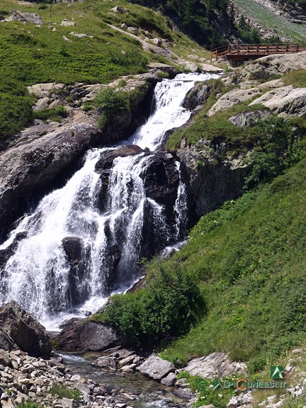 4 - La cascata sotto al ponte che porta al rifugio (2005)