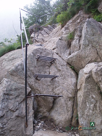 2 - Un tratto attrezzato con scala metallica del sentiero per il Rifugio Genova Figari (2005)