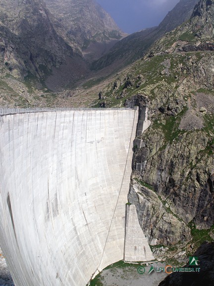 1 - Die 130m hohe Bogengewichtsstaumauer Diga del Chiotas. Im Hintergrund der Pass Colle del Chiapous (2005)