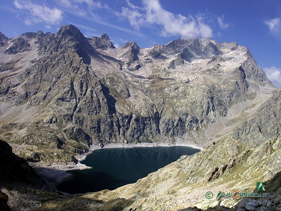 1 - Il Bacino del Chiotas dal Colle di Fenestrelle con il Massiccio dell'Argentera sullo sfondo. All'estrema destra è evidente il Colle del Chiapous, attraversato dall'itinerario 11.06 (2005)