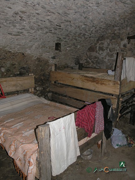 6 - Tetti Bartola, la stalla con il letto e la gabbia per il maiale (2006)