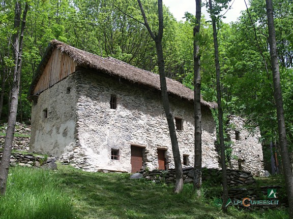 7 - L'abitazione a Tetti Bartola con tetto in paglia di segale, riattata dal Parco nel 1999 (2006)