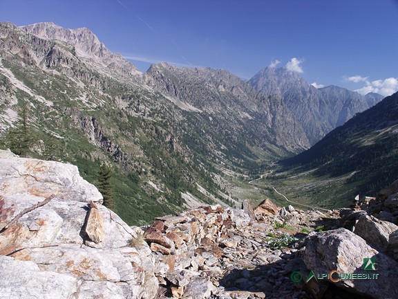 6 - Panorama sul Pian della Casa del Re e il Vallone della Valletta dalla balza rocciosa che si incontra durante la salita (2006)