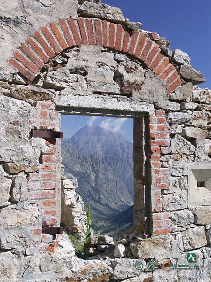 7 - I resti del ricovero ex-militare Antonio Vivalda; oltre la finestra, il Monte Matto (2006)