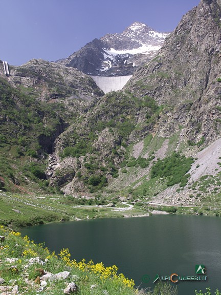 8 - L'imponente bastione della Diga del Chiotas, visibile fin da valle. In primo piano, il Lago della Rovina (2007)