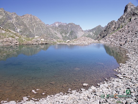 5 - Il Lago della Maura; al centro, sullo sfondo, spuntano le Cime dell'Argentera (2007)