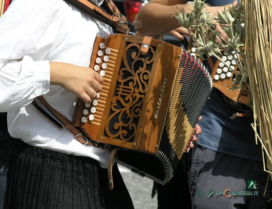 12 - La fisarmonica semitonata (o 'semitun'), strumento tradizionale delle vallate occitane (2007)