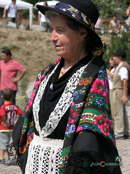 16 - Signora in costume tradizionale (2007)