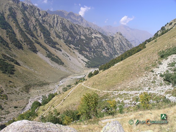 2 - Il Vallone di Moncolomb e Pra del Rasur dal sentiero che sale al Lago del Vej del Bouc (2007)