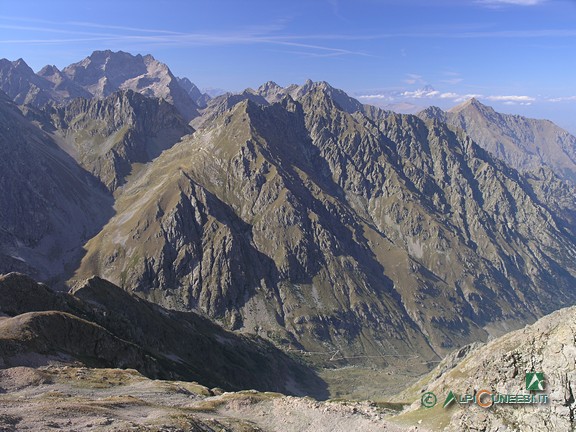 10 - Il Vallone della Barra dal Passaggio dei Ghiacciai; in alto a sinistra il Massiccio dell'Argentera (2008)