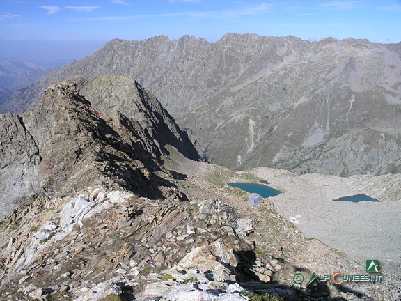 11 - La Cresta dei Ghiacciai dal Passaggio dei Ghiacciai; in basso a destra il Bivacco Moncalieri, il Lago Bianco e il Lago Blu (2008)
