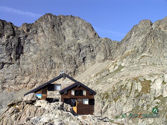 10 - Il Rifugio Federici Marchesini al Pagarì; sullo sfondo, la Cima della Maledia (2008)