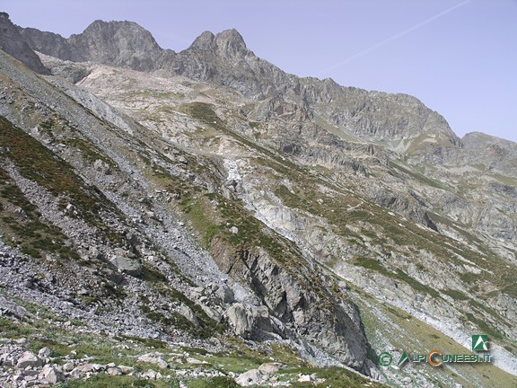 1 - Il ripido costone (in primo piano) che si deve attraversare per raggiungere il lago (2008)