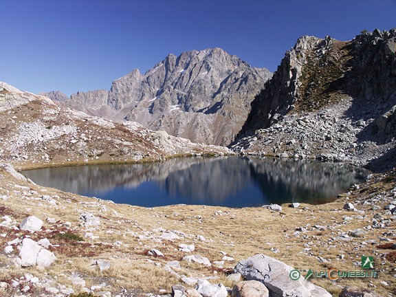 12 - Il minore dei due Laghi soprani di Fremamorta; sullo sfondo, il Massiccio dell'Argentera (2008)