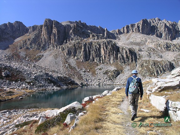 13 - La mulattiera ex-militare nei pressi del maggiore dei due Laghi soprani di Fremamorta (2008)