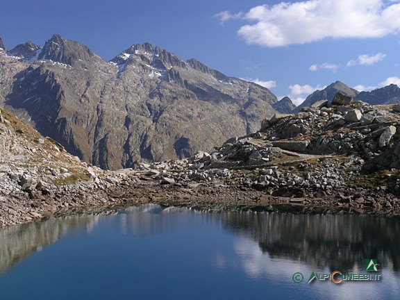 4 - Il Lago mediano di Fremamorta e, sulla destra, i tornanti della mulattiera ex militare (2008)