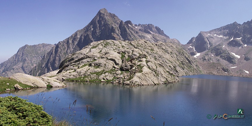 11 - Il Lago soprano della Sella; al centro Punta l'Innominata (2005)