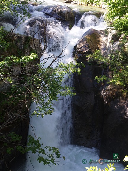 2 - La cascata al Ponte del Suffiet ha formato una grossa marmitta (2009)