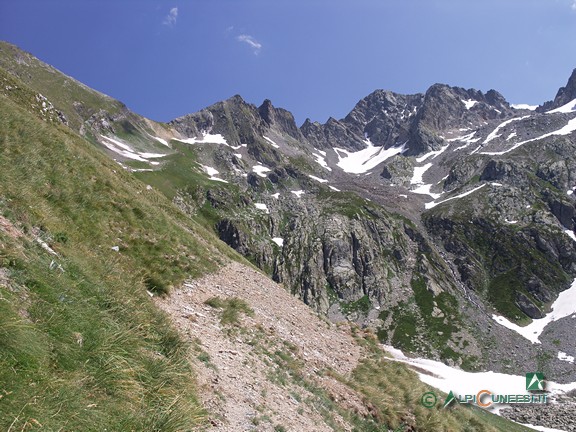 2 - L'alto Vallone del Vej del Bouc e il Colle del Vej del Bouc, la prima insellatura da sinistra sullo sfondo (2009)