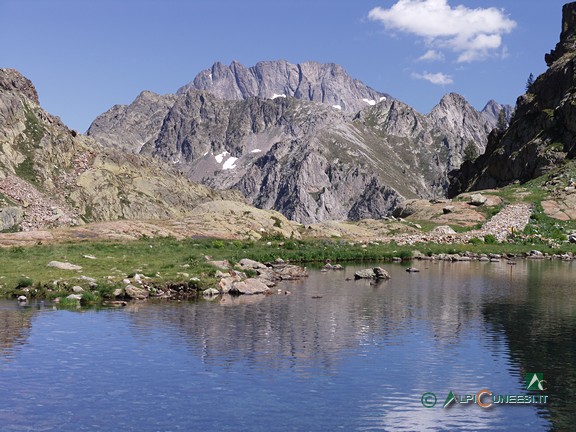 10 - Il Lago inferiore di Valscura. Sullo sfondo il Massiccio dell'Argentera (2009)