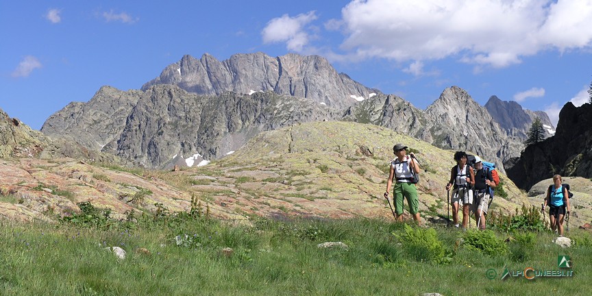 12 - Escursionisti nei pressi del Lago inferiore di Valscura; sullo sfondo, il Massiccio dell'Argentera(2009)
