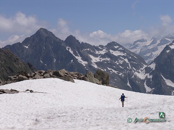 5 - Das auf den Pass Colle del Chiapous folgende und Anfang Juli noch verschneite Gerölltal; links im Hintergrund Punta Ciamberline, Caire Ciamberline, Punta di Fenestrelle und der Pass Colle di Fenestrelle (2010)