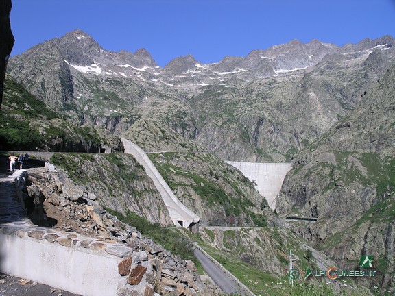 13 - La Diga del Chiotas e il canale scolmatore dalla strada privata dell'ENEL (2010)